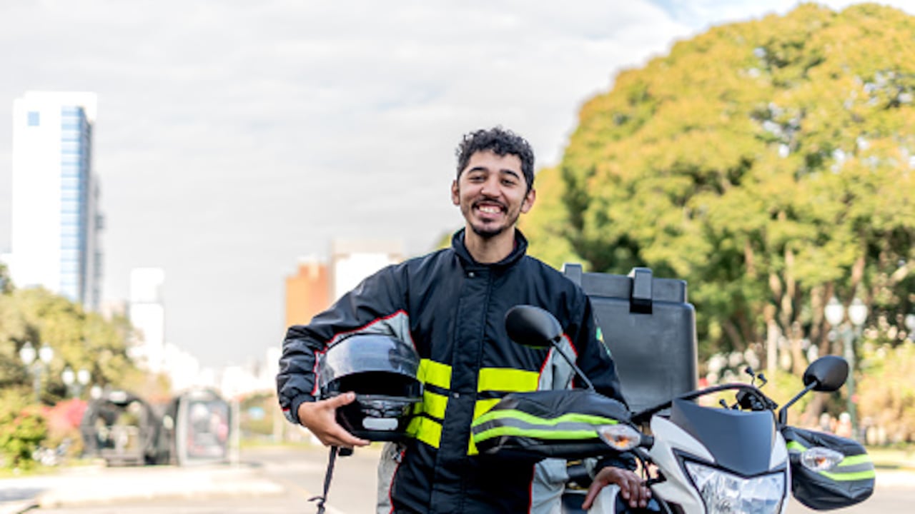 Elegir la chaqueta adecuada puede marcar la diferencia en la protección y comodidad del motociclista.