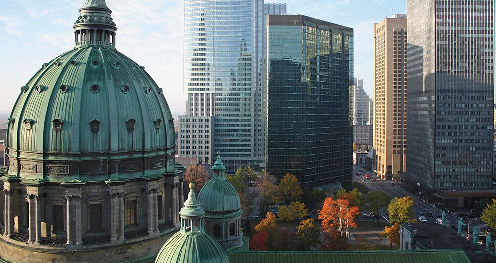 ‘La ville aux cent clochers’ (La ciudad de los 100 campanarios), una frase de origen incierto pero confirmada por Mark Twain, en 1888, cuando dijo que era imposible lanzar un solo ladrillo, en Montreal, sin romper una ventana de iglesia. En la foto: la Basílica-Catedral de María Reina del Mundo, en pleno centro de la ciudad.