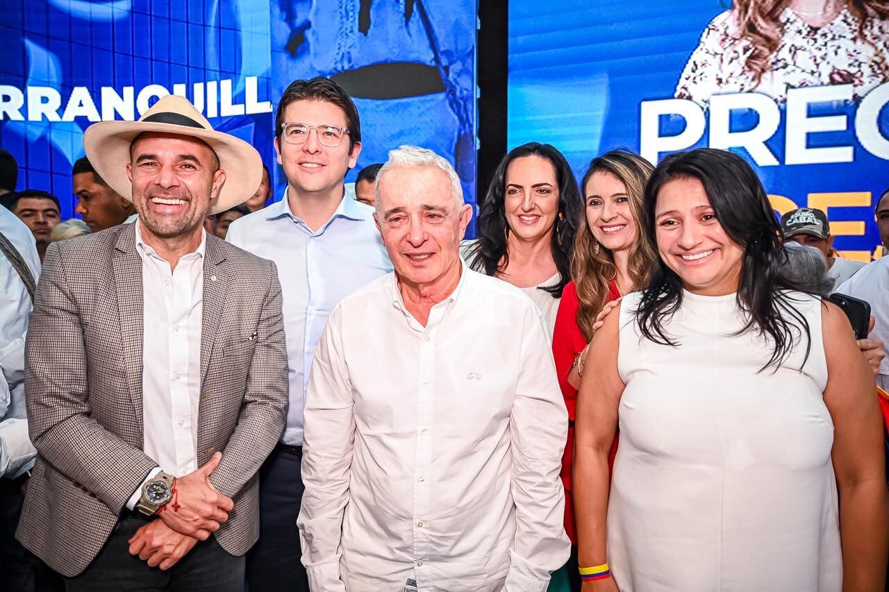 Álvaro Uribe acompañado por los precandidatos a la presidencia del Centro Democrático. En la imagen de izquierda a derecha los senadores Andrés Guerra, Miguel Uribe, María Fernanda Cabal, Paloma Valencia y Paola Holguín.