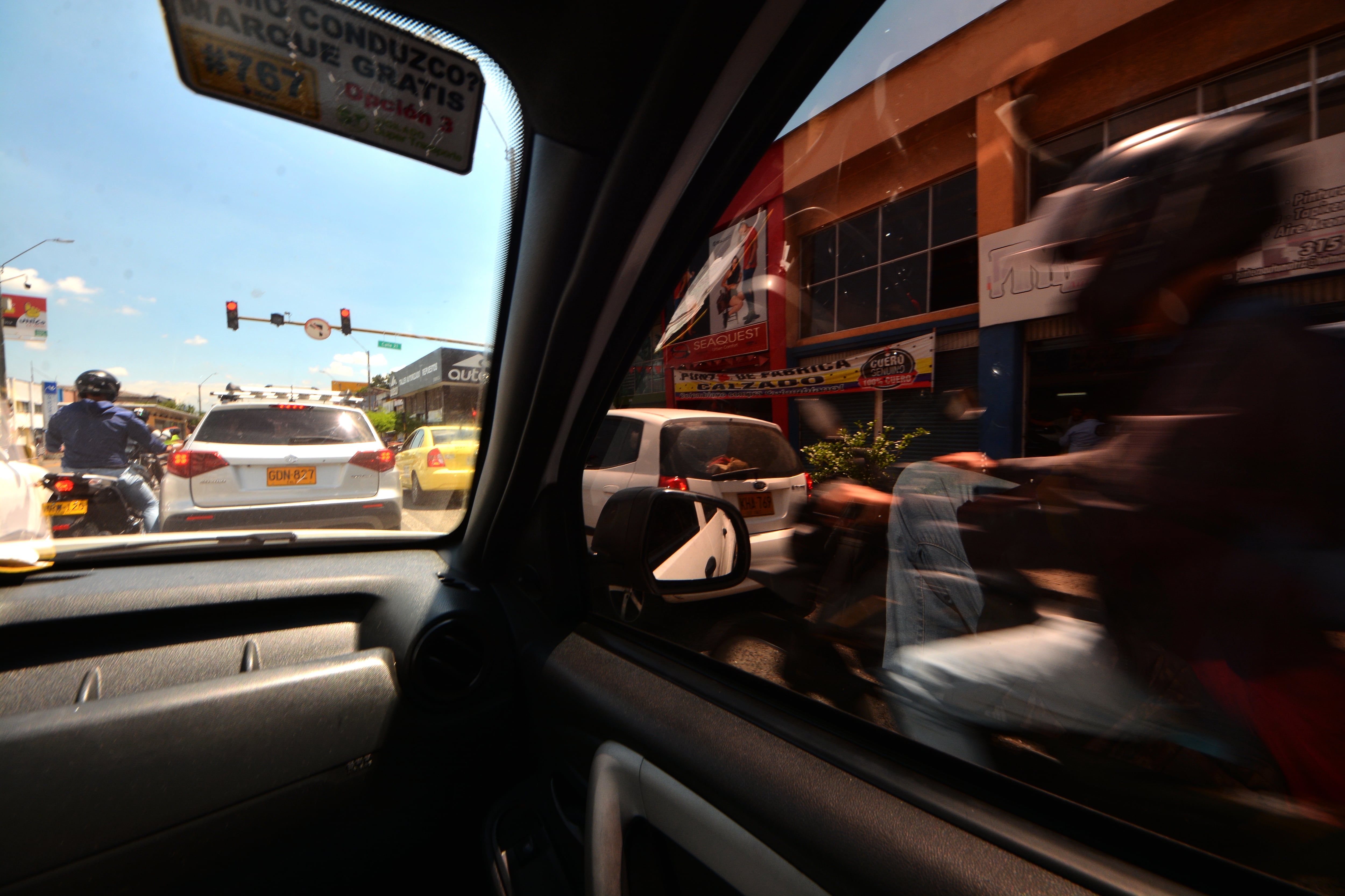 La Secretaría de Movilidad busca comprar los instrumentos para hacer control a la opacidad de los polarizados en Cali, una propuesta que ha recibido muchas críticas.