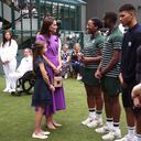 La princesa de Gales y su hija Charlotte se reúnen con el personal de tierra antes de asistir al partido final de tenis masculino en el decimocuarto día del Campeonato de Wimbledon de 2024