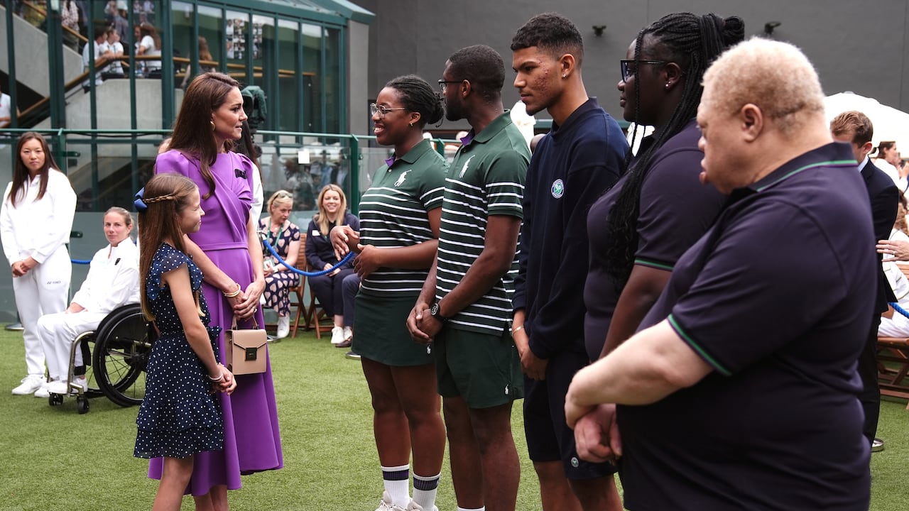 La princesa de Gales y su hija Charlotte se reúnen con el personal de tierra antes de asistir al partido final de tenis masculino en el decimocuarto día del Campeonato de Wimbledon de 2024