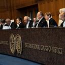 La jueza presidente Joan Donoghue, tercera a la derecha, ingresa al Tribunal Mundial en La Haya, Países Bajos, el jueves 13 de julio de 2023, donde el tribunal supremo de las Naciones Unidas dicta su sentencia en una disputa fronteriza marítima de larga data entre Nicaragua y Colombia.