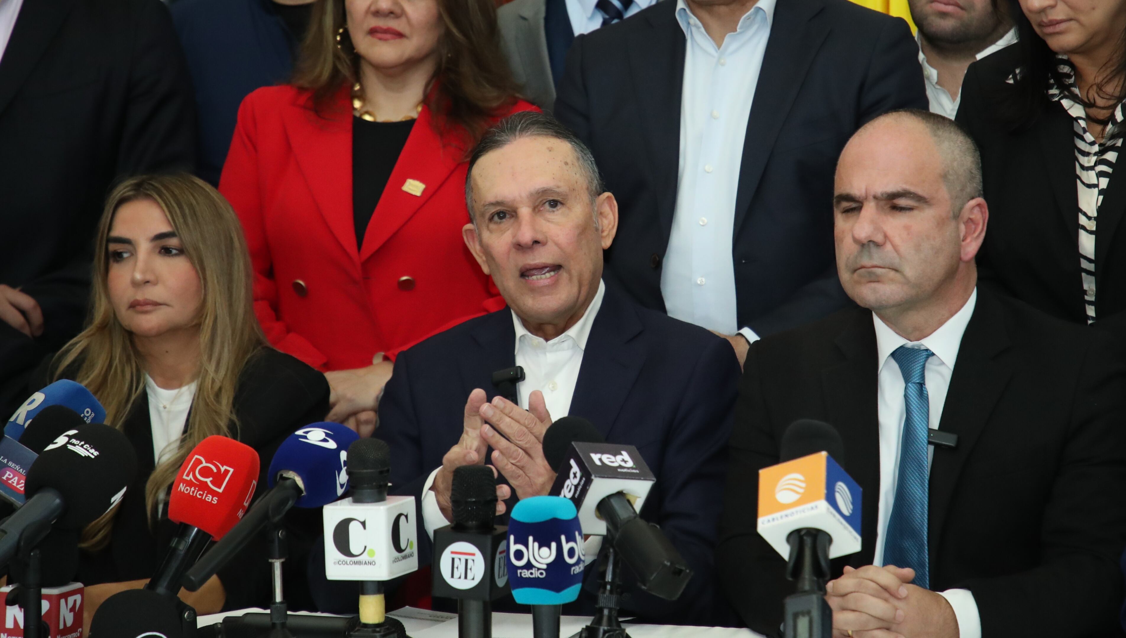 Presidente del Senado Efrain Cepeda y representantes  de  9 partidos