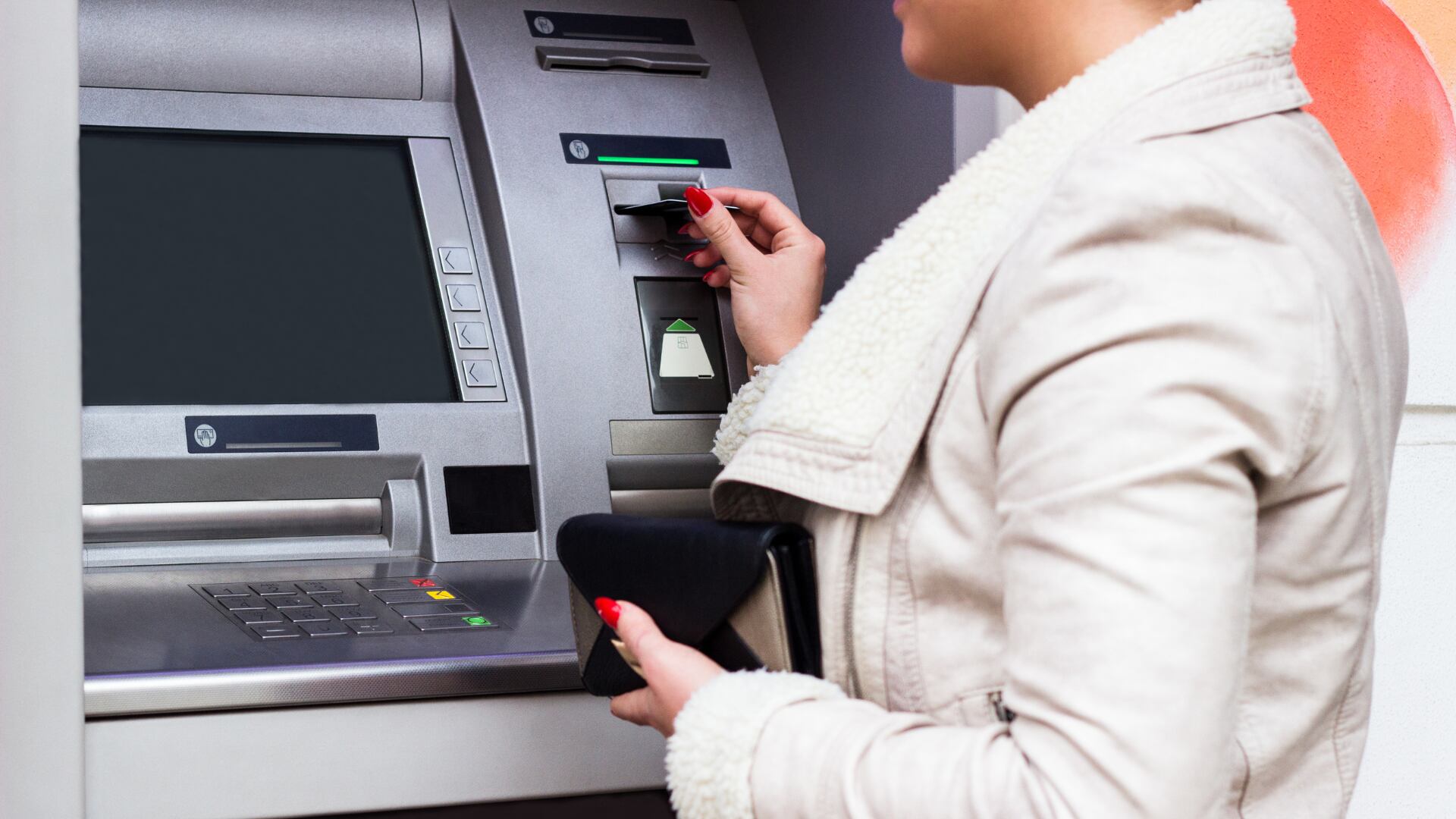 Los ciberdelincuentes suelen alterar los cajeros automáticos para estafar.