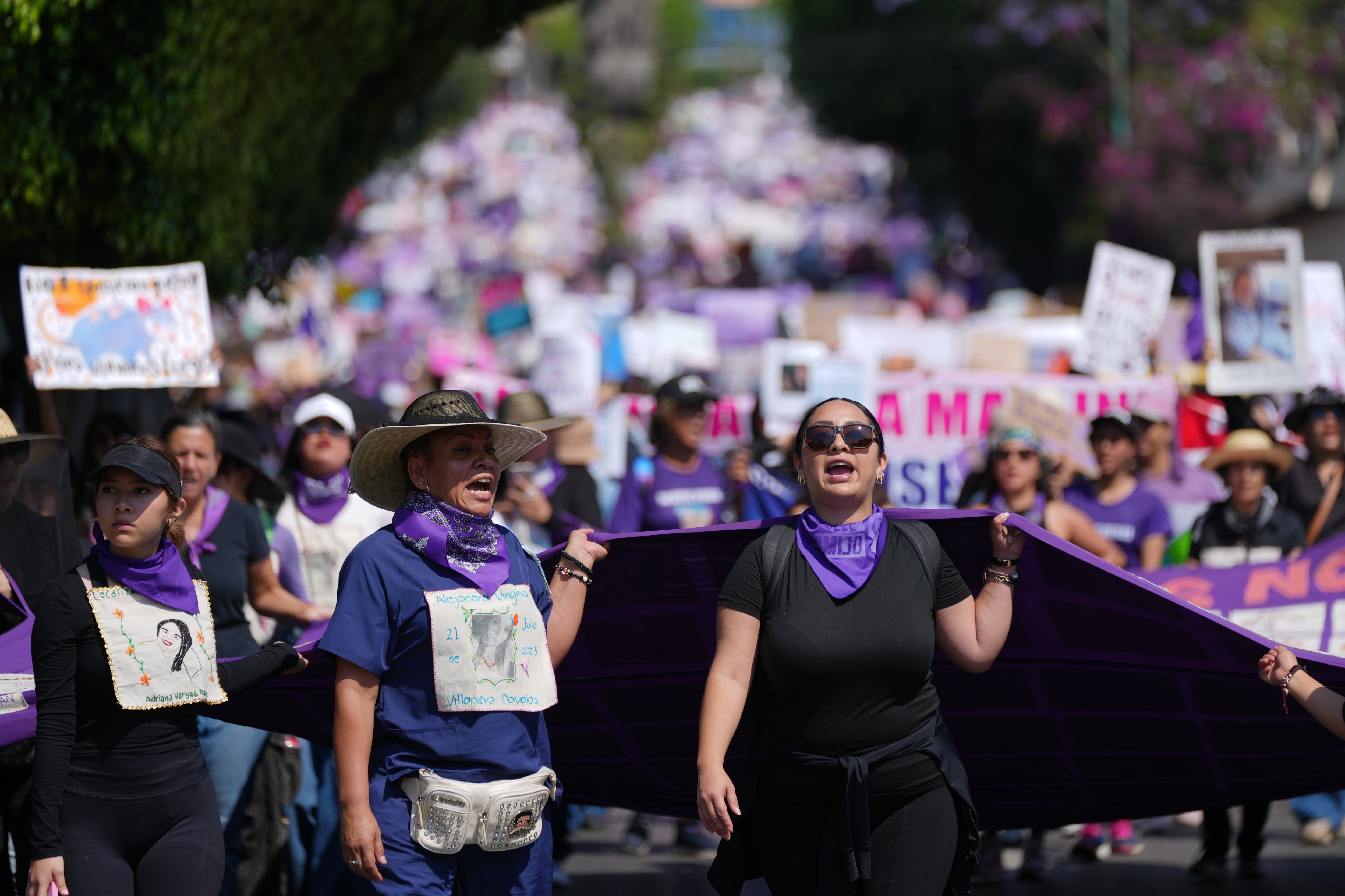Mujeres marchan en conmemoración del Día Internacional de la Mujer en Cuernavaca, México.