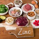 El cuerpo lo obtiene a través de los alimentos.