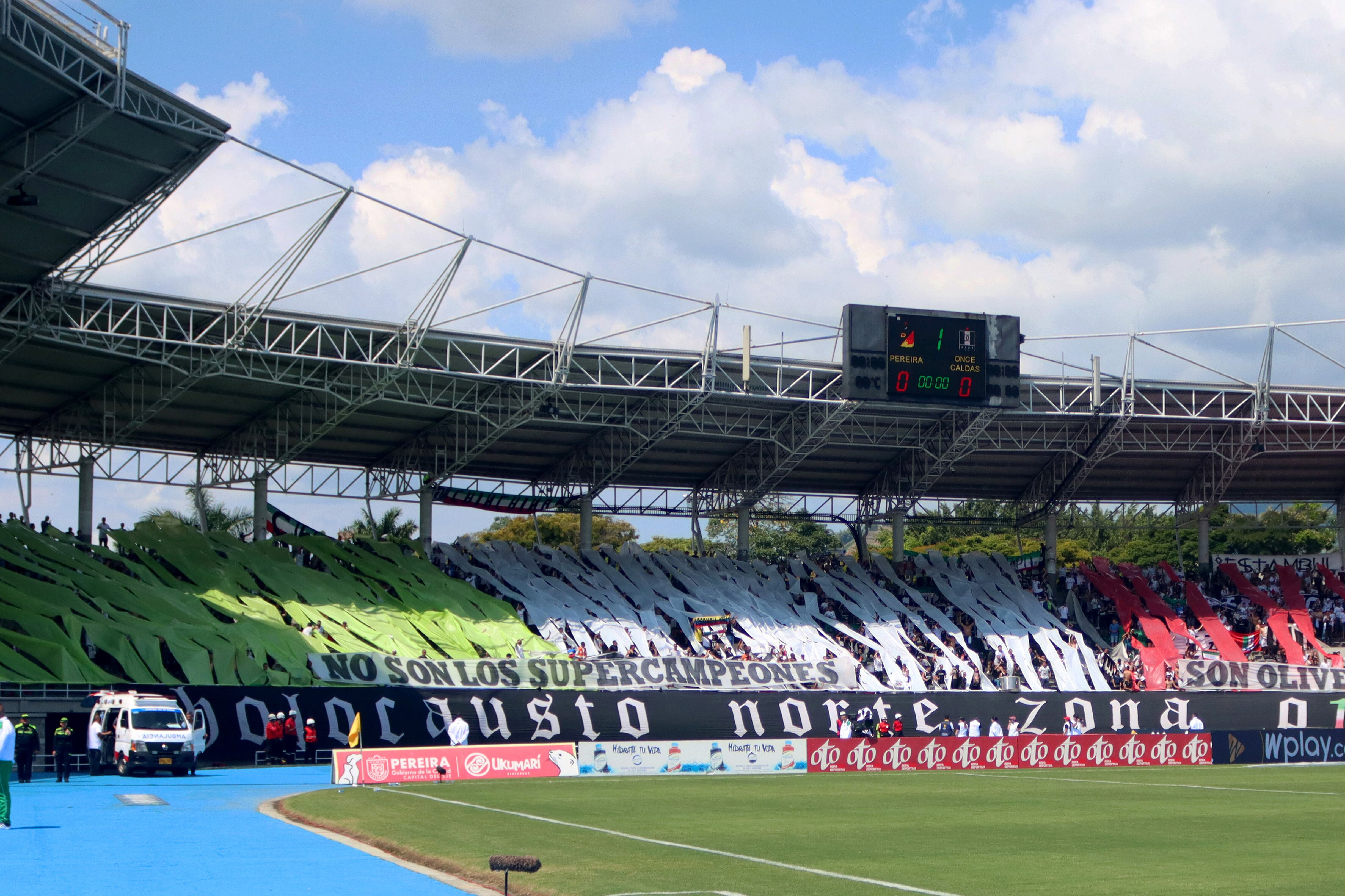 PEREIRA, COLOMBIA - FEBRUARY 19: Fans of Once Caldas cheer on their team during a match between Deportivo Pereira and Once Caldas as part of Primera A 2023 at Estadio Hernan Ramirez Villegas on February 19, 2023 in Pereira, Colombia. (Photo by Pablo Bohorquez/Vizzor Image/Getty Images)