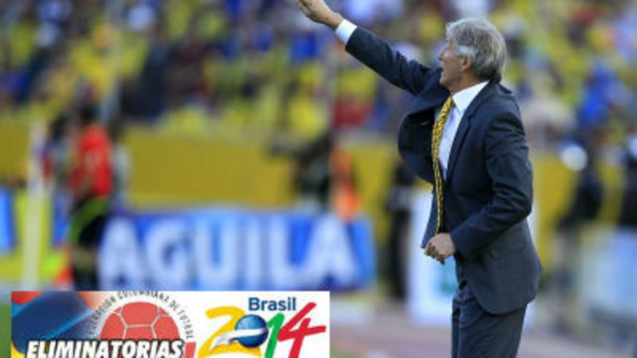 El director técnico de Colombia, el argentino José Pekerman, da instrucciones a sus jugadores, durante un partido entre Ecuador y Colombia clasificatorio al mundial Brasil 2014 en el estadio Olímpico de Atahualpa, en Quito (Ecuador).