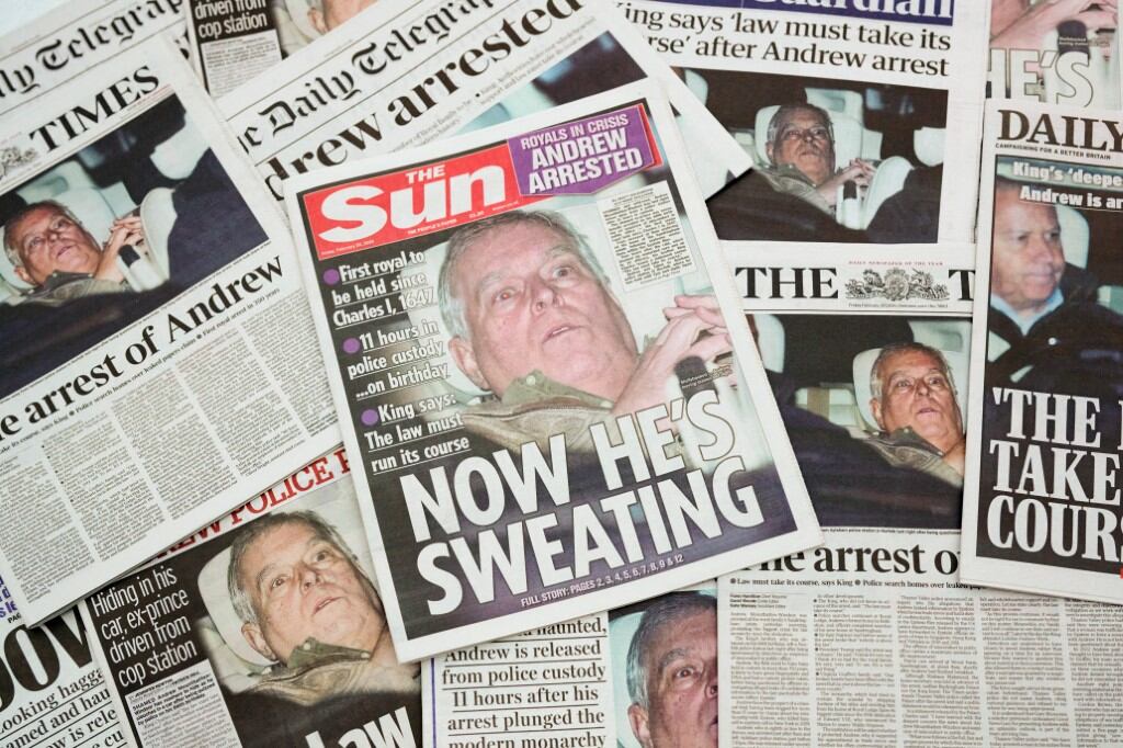 Ven varios periódicos británicos con una imagen y un artículo conjunto de Andrew Mountbatten-Windsor.