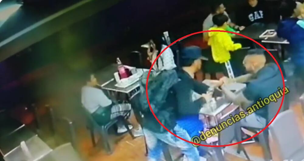 Atraco con arma de fuego en Medellín quedó registrado en un video.