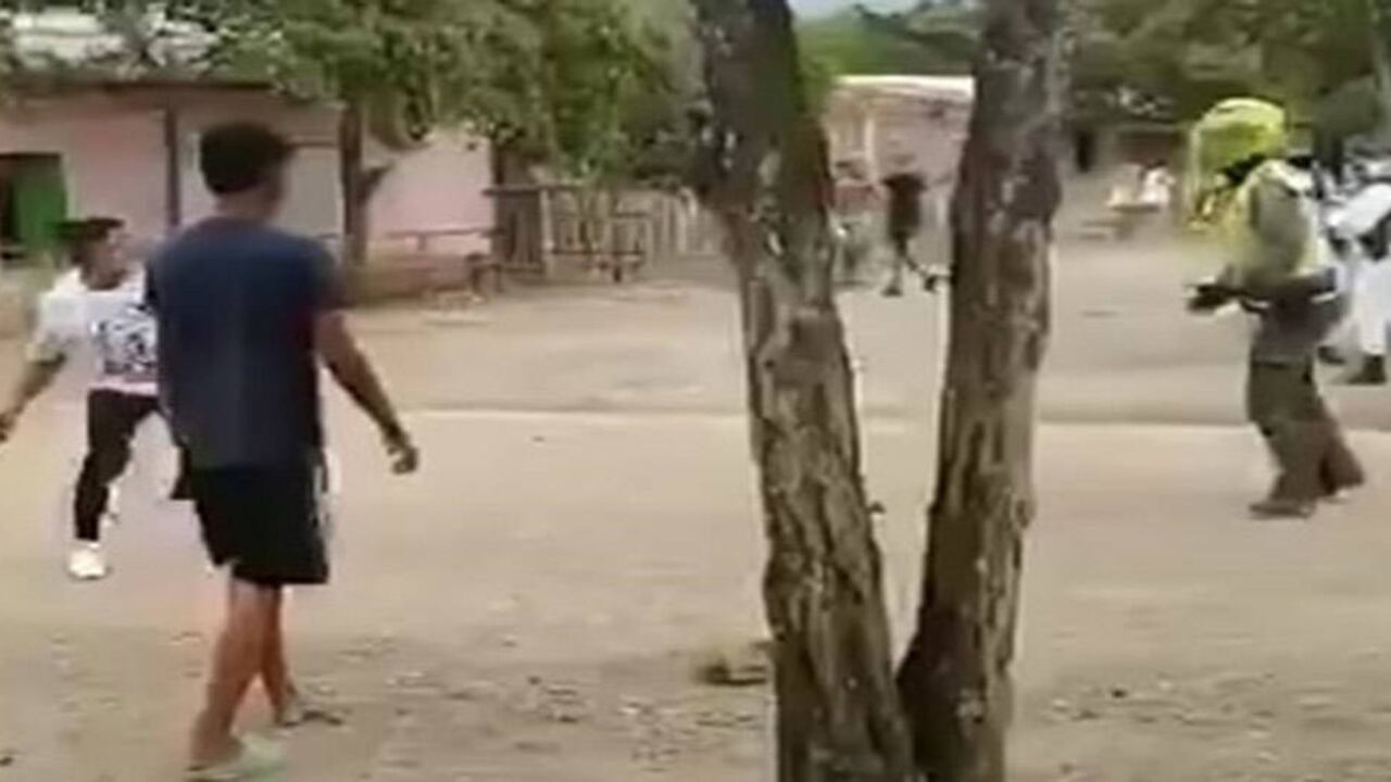 Captura de imagen del video en el que se ve cuando un grupo de jóvenes del municipio de Ponedera (Atlántico) se enfrentan a los uniformados.