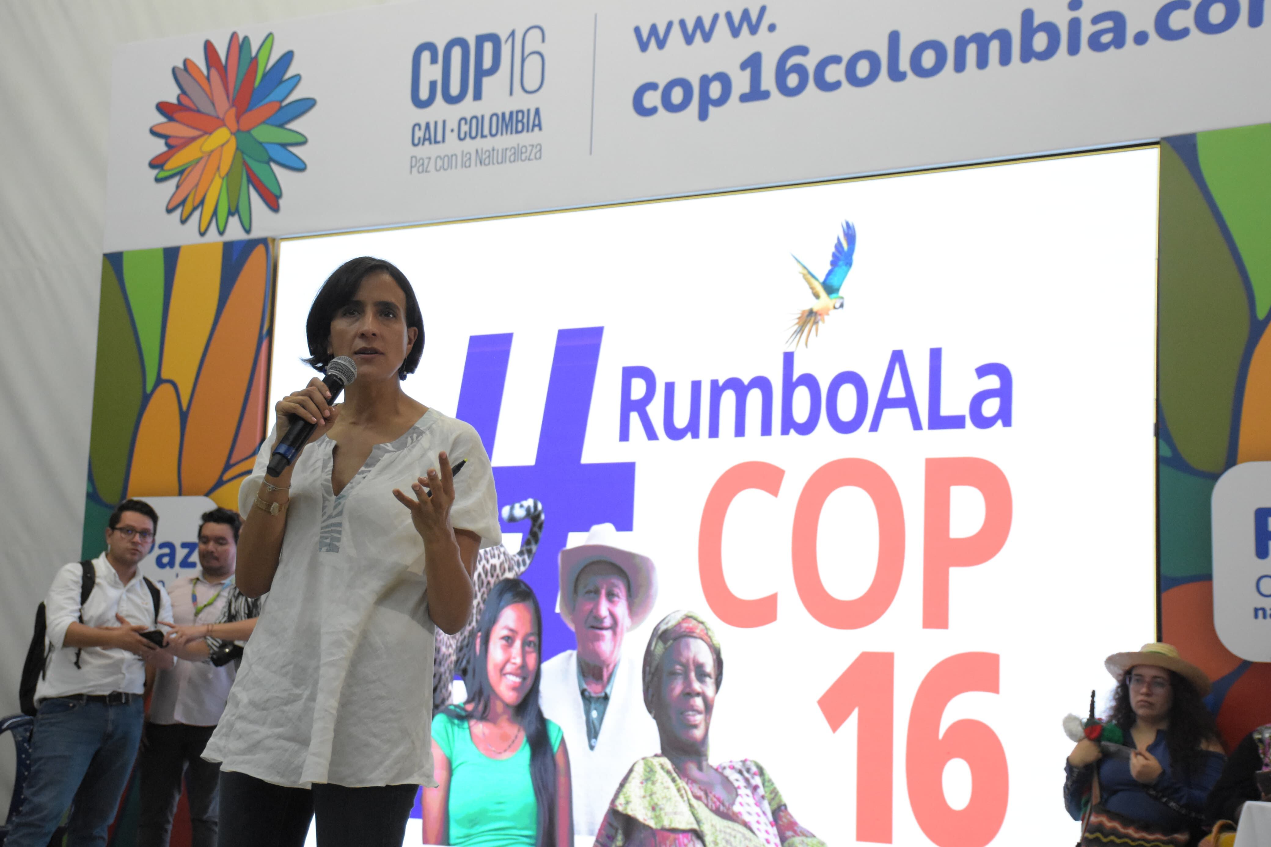 Susana Muhammad ministra del medio ambiente en reunión sobre la COP 16 en la universidad del valle