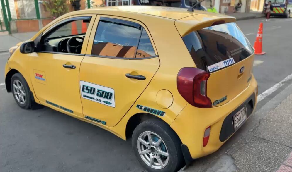 El taxi donde se movilizaban los cuatro delincuentes.