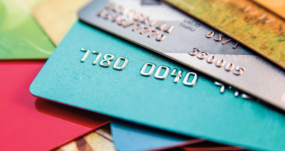 Las tarjetas de crédito son uno de los productos que más sienten las alzas en los intereses de los créditos.