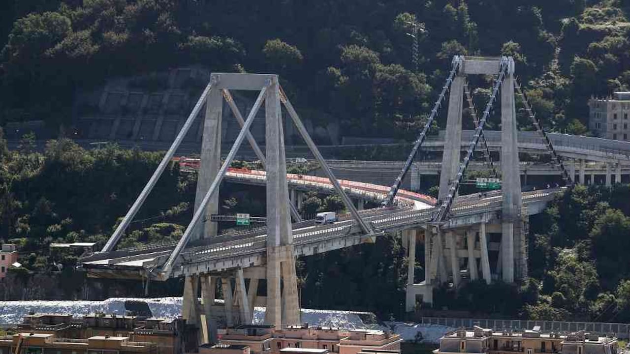 Unos 200 metros del llamado puente Morandi, que tiene 1.182 metros de longitud y una altura de 90 metros, se vinieron abajo y sepultaron bajo los escombros y bloques de cemento a unos 30 vehículos, entre ellos tres camiones.