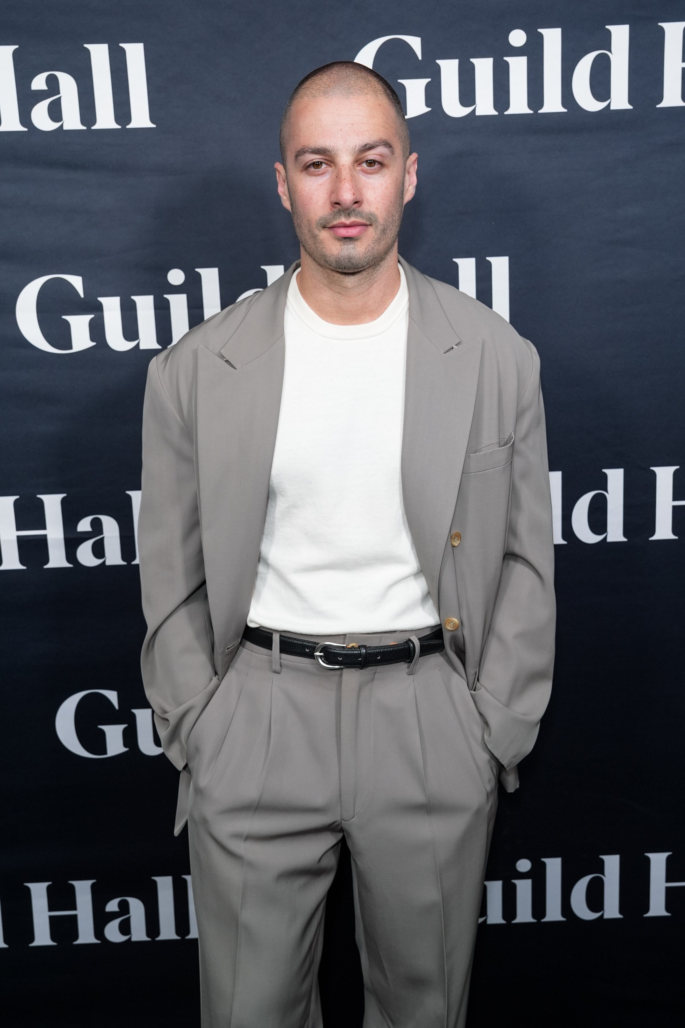 Yarmosky, reconocido por sus retratos que exploran la identidad y el envejecimiento, ha colaborado con diseñadores como Marc Jacobs, Christopher John Rogers, Gurav Gupta, Schiaparelli y Thom Browne para vestir a las retratadas