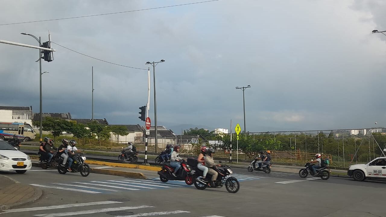 De acuerdo con la administración de Pereira, los vehículos privados circulan por la red vial de la ciudad, generando un flujo vehicular considerable sobre el sistema vial.