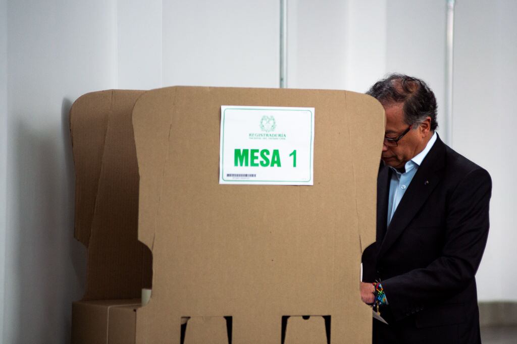 El presidente colombiano Gustavo Petro emite su voto durante las elecciones regionales de Colombia en Bogotá, el 29 de octubre de 2023. (Foto de Sebastian Barros/NurPhoto vía Getty Images)