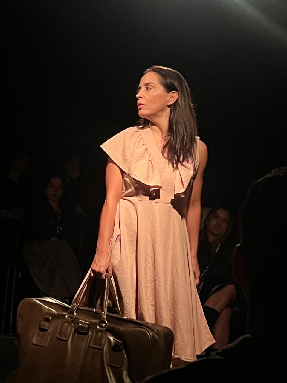 En la sala Buenaventura del teatro Casa E, Diana Ángel interpreta 'Gato por liebre', monólogo de Piedad Bonnet.