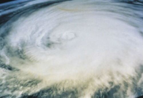 Los huracanes nacen a partir de una onda tropical.