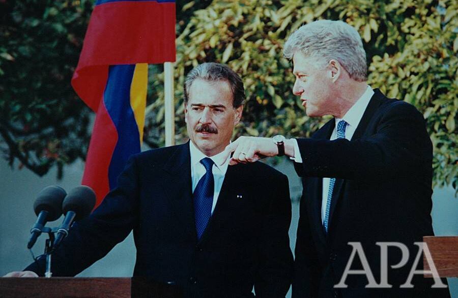 El presidente de Colombia, Andrés Pastrana, (1998-2002) con el presidente de Estados Unidos, Bill Clinton (1993-2001). El 27 de octubre de 1998 el presidente Pastrana en rueda de prensa con el Presidente Bill Clinton, en Rose Garden, a pocos metro del Salón Oval en la Casa Blanca. Foto: Andrés Pastrana Arango