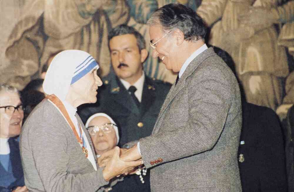 El expresidente Betancur nombró a la madre Teresa de Calcuta embajadora de la Paz. "Estoy emocionada por este regalo de amor y de su confianza y acepto este honor en nombre de la gloria de Dios y en el de los pobres de todo el mundo", le dijo la madre al mandatario. Archivo SEMANA.