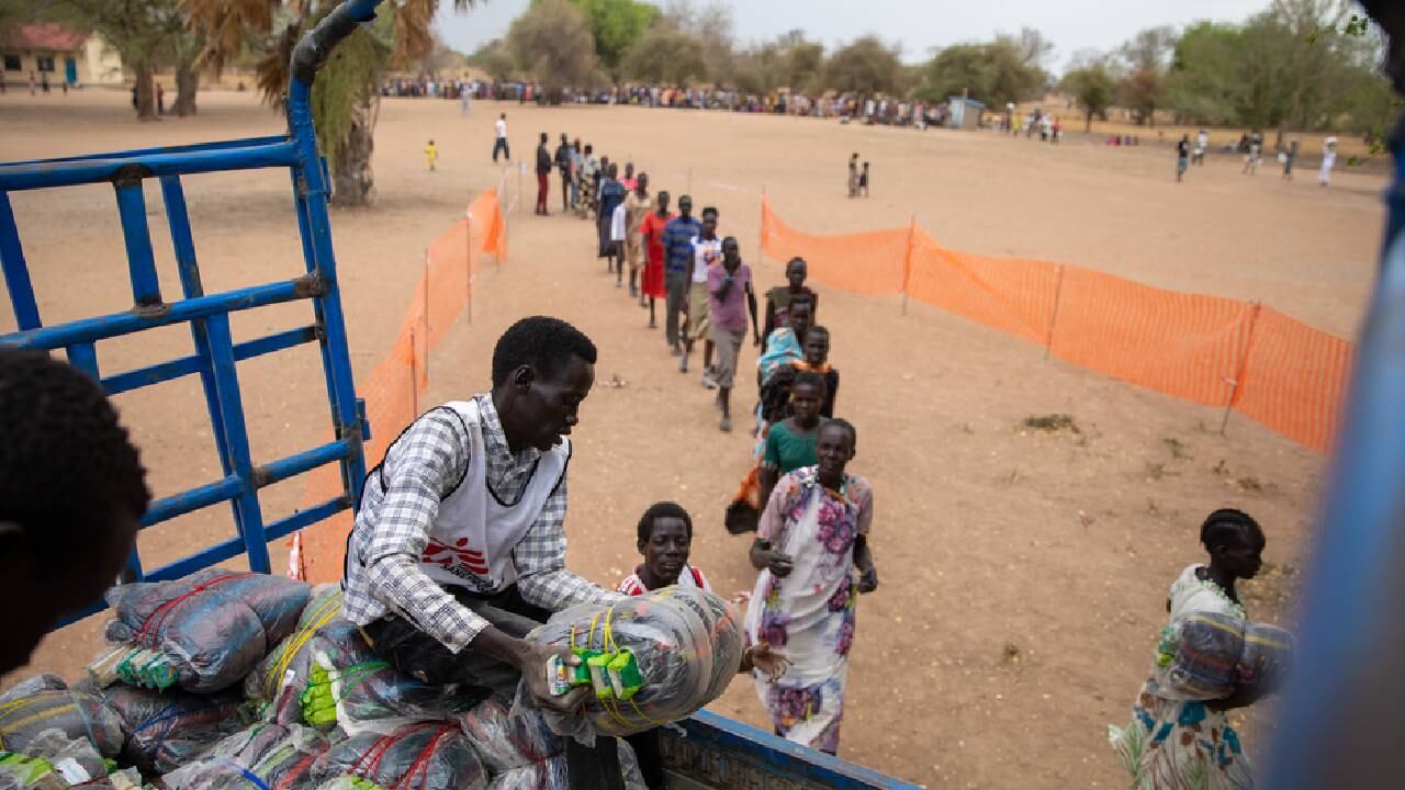 Miembros del equipo logístico de MSF distribuyen mantas en el campo de desplazados de Nyin Deng Ayuel, en el condado de Twic. Tras huir de la violencia en Agok, miles de personas se han quedado sin lo básico para sobrevivir.
