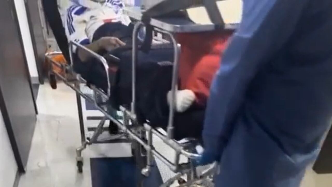 Este fue el momento en el que sacaron a Javier de su cuarto en el hospital.