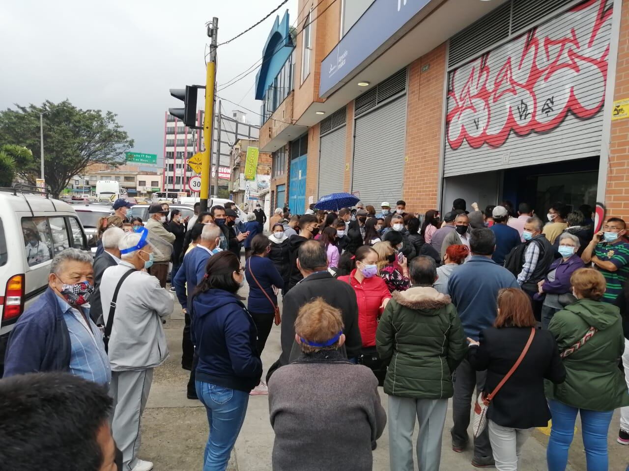 Adultos mayores denuncian aglomeraciones para vacunarse en Nueva EPS