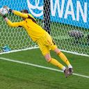 El portero belga Thibaut Courtois bloquea un tiro durante el partido de fútbol del grupo F de la Copa Mundial entre Bélgica y Canadá, en el estadio Ahmad Bin Ali en Doha, Qatar, el miércoles 23 de noviembre de 2022.