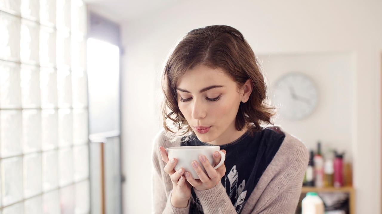 Si las personas se despiertan a las 7:00 am, deberían tomar el primer café del día entre las 9:30 y las 11:30 de la mañana.