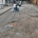 Las calles de algunos barrios de están en un completo deterioro, muestra de ello son estos enormes huecos. (Foto: Oswaldo Páez).