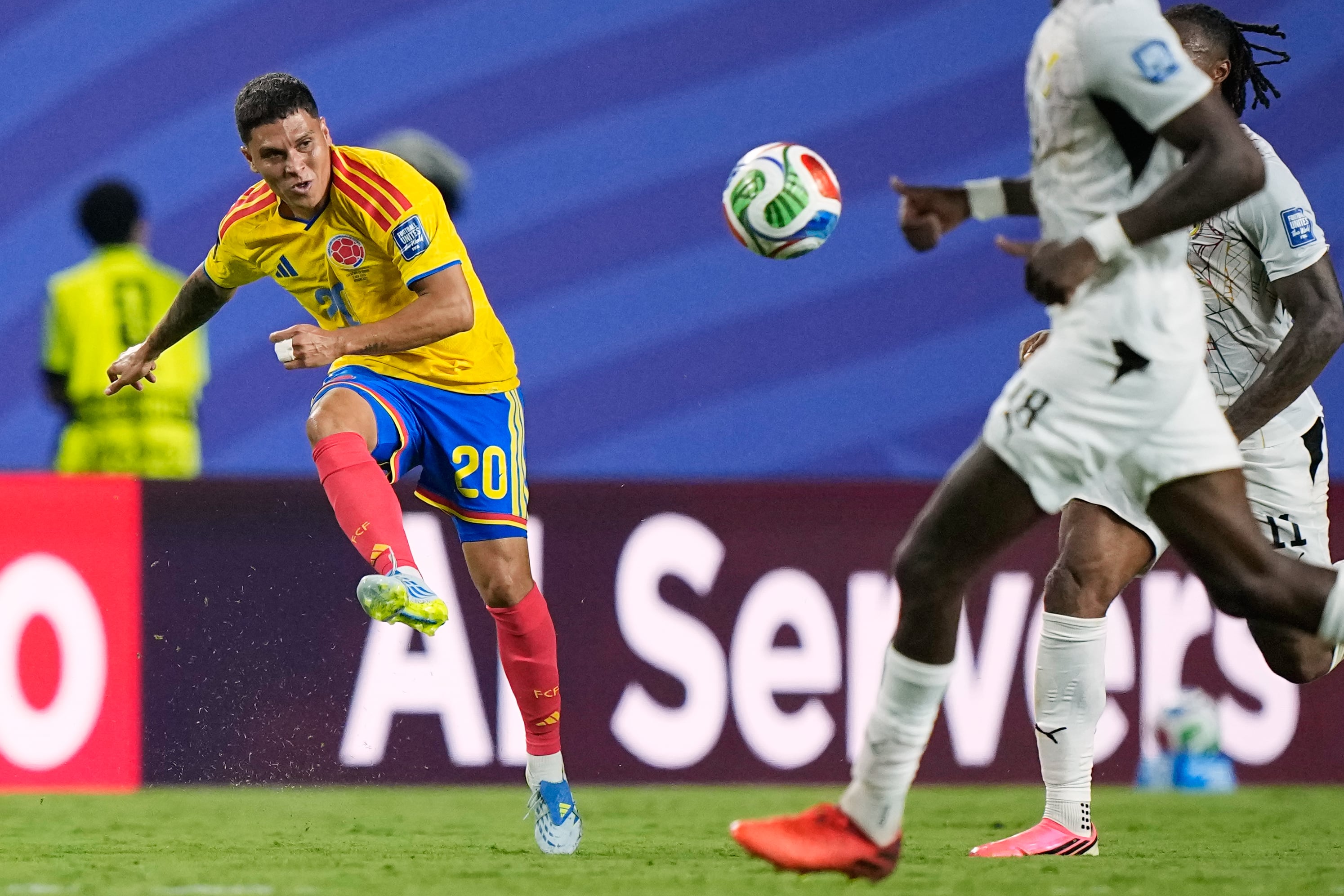 Juan Quintero (20), de Colombia, patea el balón superando a los defensores durante el partido de dieciseisavos de final de la Copa Mundial entre Colombia y Ghana