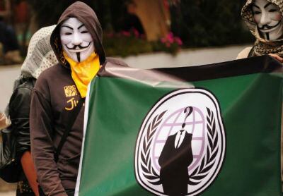 Algunos manifestantes reivindicaron este viernes a la organización cibernética 'Anonymous'