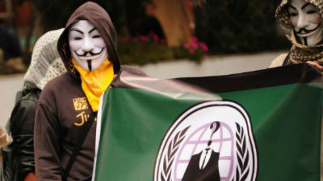 Algunos manifestantes reivindicaron este viernes a la organización cibernética 'Anonymous'