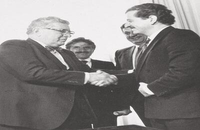 En 1987, con la mediación del ex presidente Julio César Turbay, Galán regresó al Partido Liberal para participar en una consulta para las elecciones de 1990.  