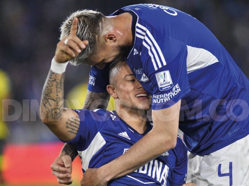 Leonardo Castro celebra con Juan Pablo Vargas su gol ante Alianza Petrolera