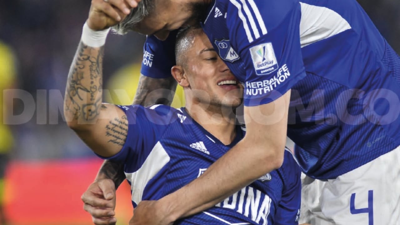 Leonardo Castro celebra con Juan Pablo Vargas su gol ante Alianza Petrolera