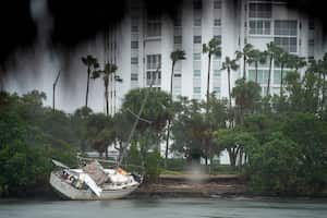 Un barco encallado por una tormenta anterior descansa en la orilla mientras el huracán Milton se acerca el 9 de octubre de 2024 en Sarasota, Florida.