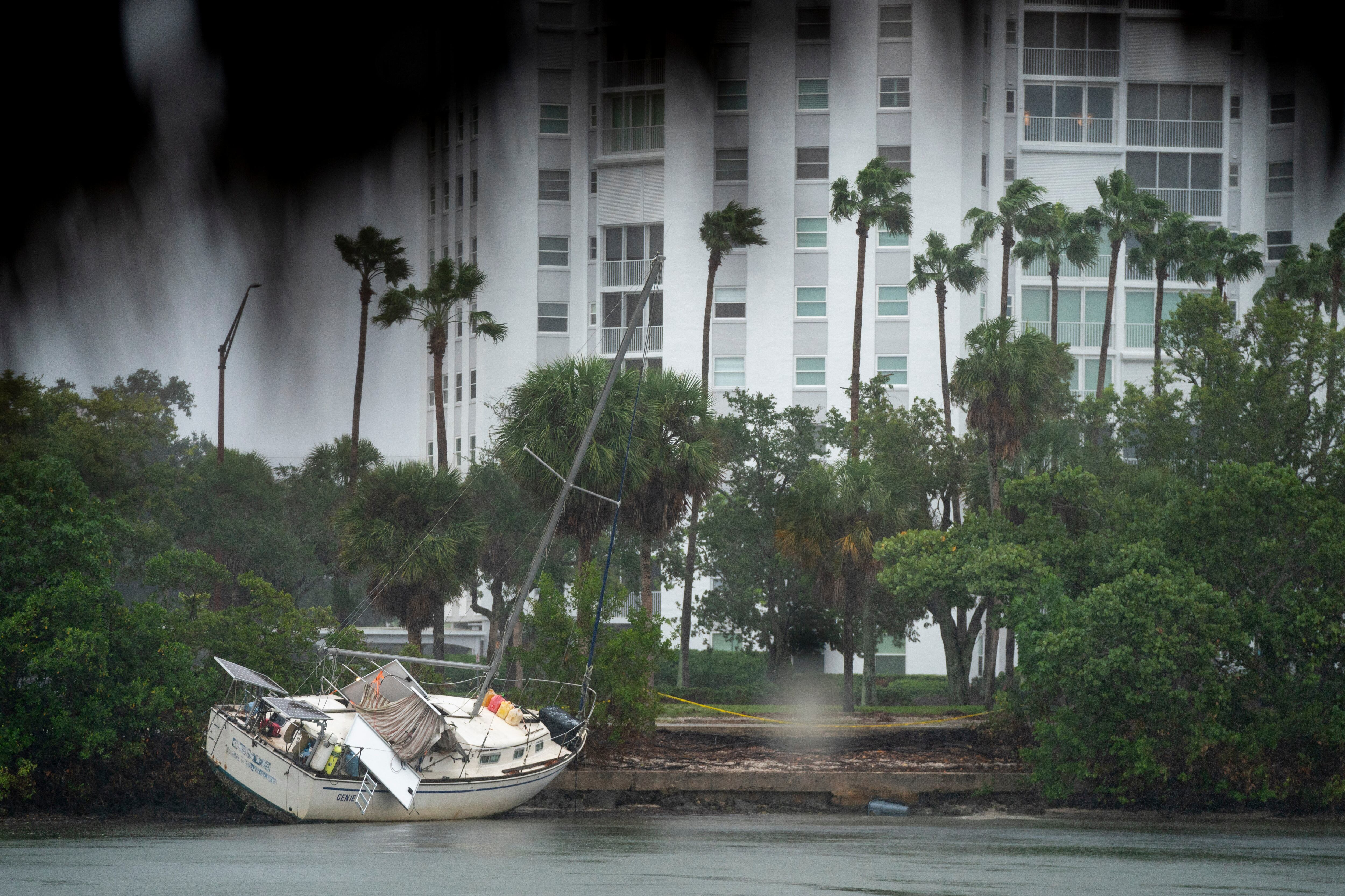 Un barco encallado por una tormenta anterior descansa en la orilla mientras el huracán Milton se acerca el 9 de octubre de 2024 en Sarasota, Florida.