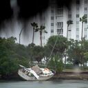 Un barco encallado por una tormenta anterior descansa en la orilla mientras el huracán Milton se acerca el 9 de octubre de 2024 en Sarasota, Florida.