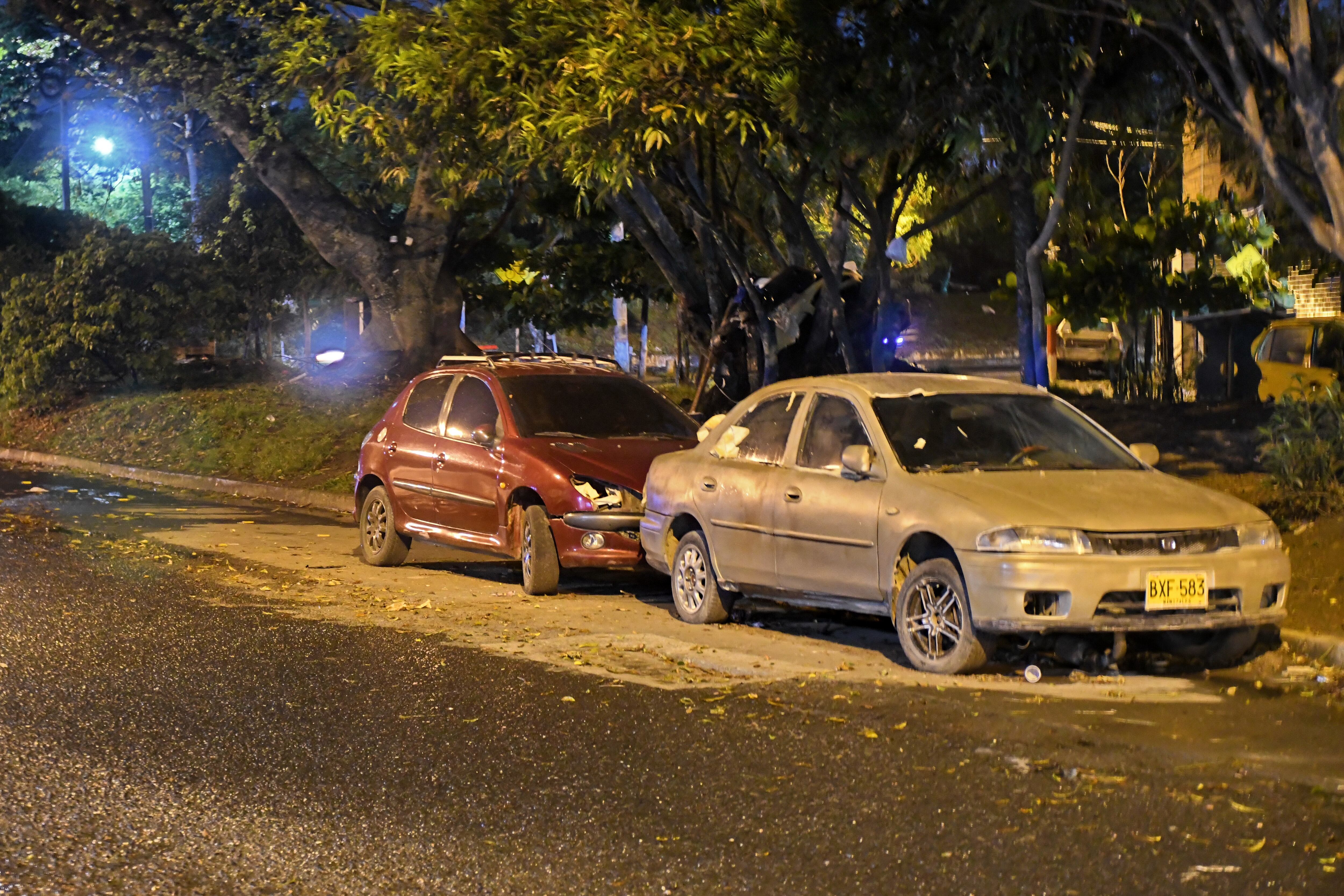 Fotodenuncia: Carros mal parqueados sobre la vía, presuntamente abandonados en la Calle 48  entre cr 49 y 50.
