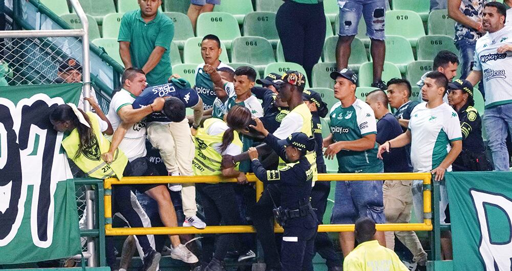 Varios partidos han terminado en desmanes. 