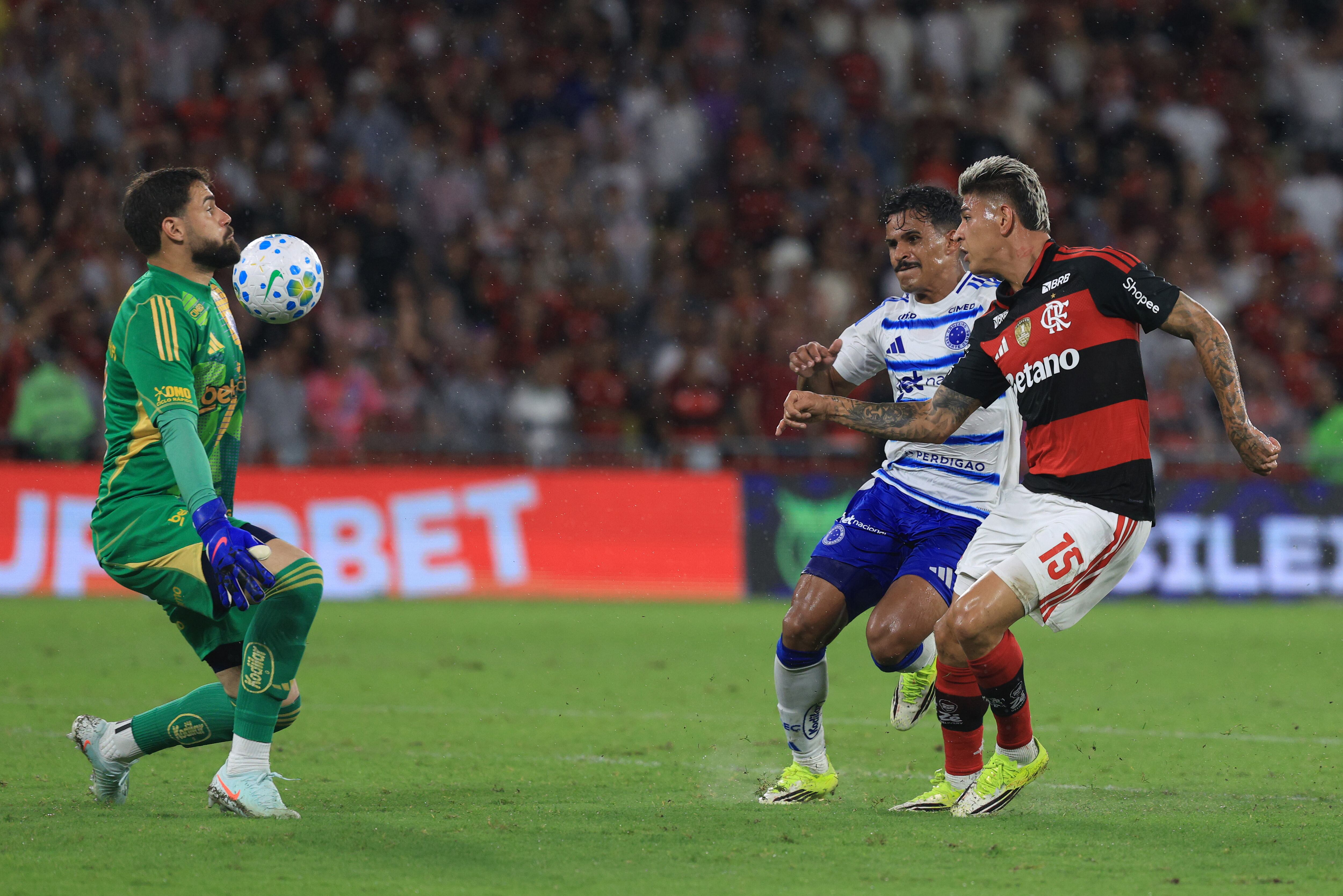 Jorge Carrascal en el instante en el que le picó el balón al arquero rival y marca con Flamengo