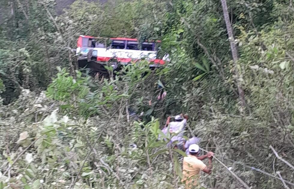 Cuatro muertos deja accidente de bus que cayó a un abismo en la vía La ...