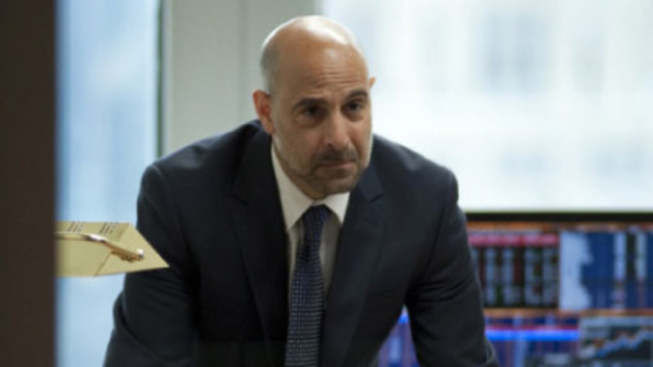 Eric Dale (Stanley Tucci) recibe la pésima noticia de que se ha quedado sin trabajo en la firma a la que le ha dedicado la mitad de su vida.