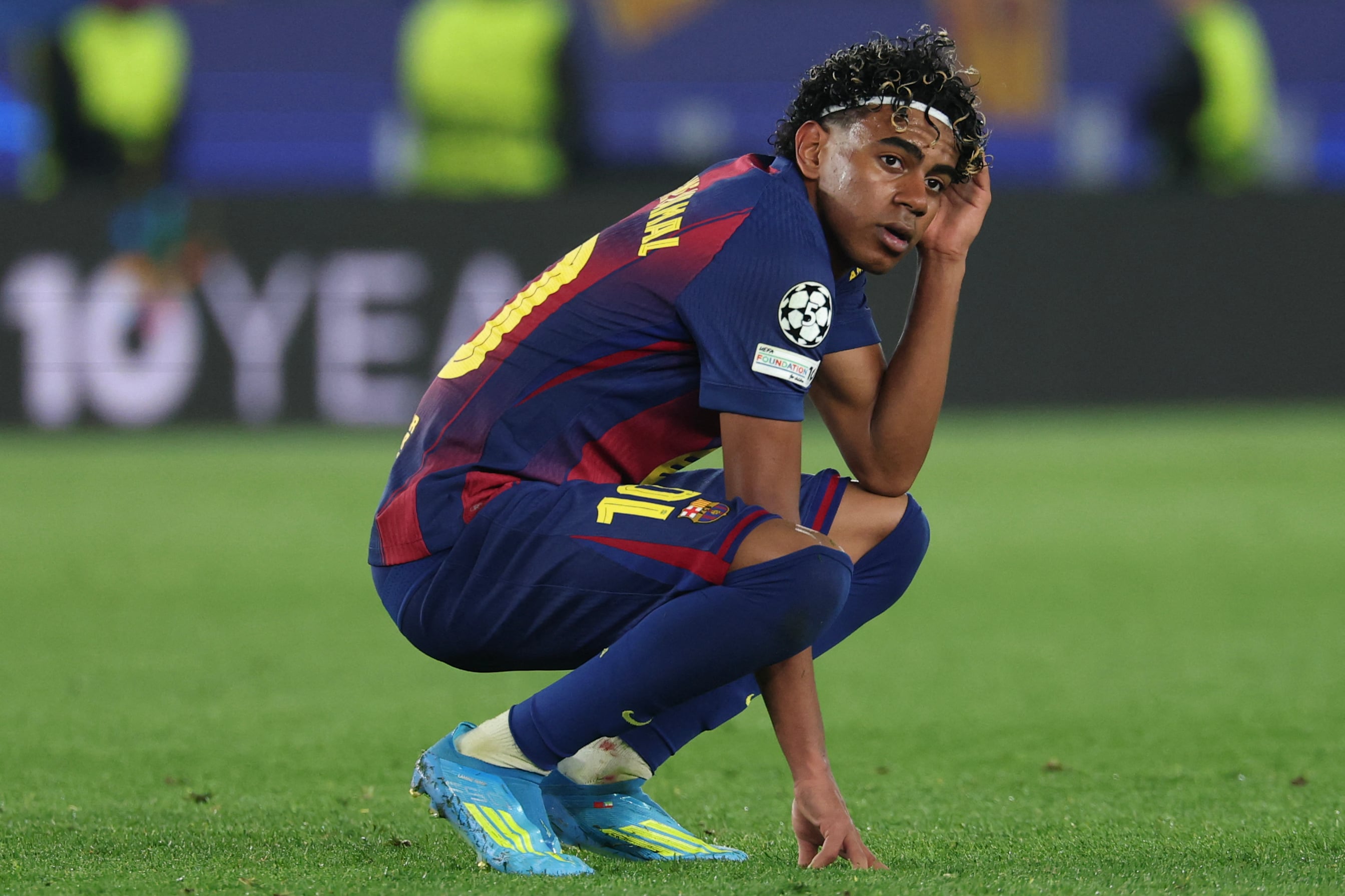 El delantero español del Barcelona, ​​Lamine Yamal, número 10, reacciona tras el partido de ida de los cuartos de final de la Liga de Campeones de la UEFA entre el FC Barcelona y el Club Atlético de Madrid en el Camp Nou de Barcelona el 8 de abril de 2026. (Foto de Lluis GENE / AFP)