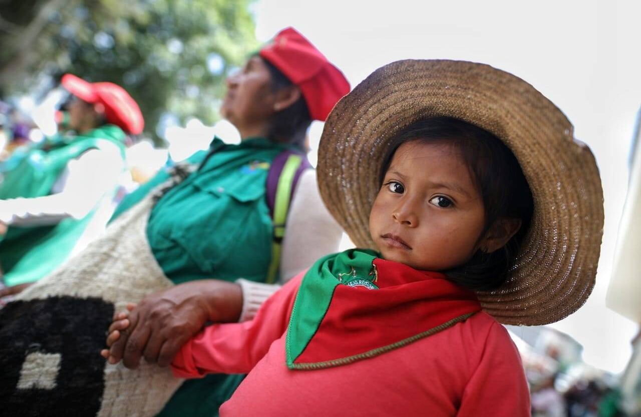 El ambiente en la plaza principal era de diálogo: la guardia indígena no permitió que nadie en estado de embriaguez entrara. Había niños, madres, ancianos y mingueros. FOTO: Esteban Vega