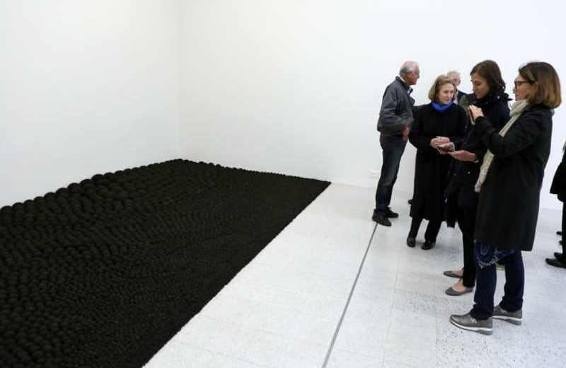 Espectadores viendo la escultura obras de pelo. Foto: Daniel Reina.